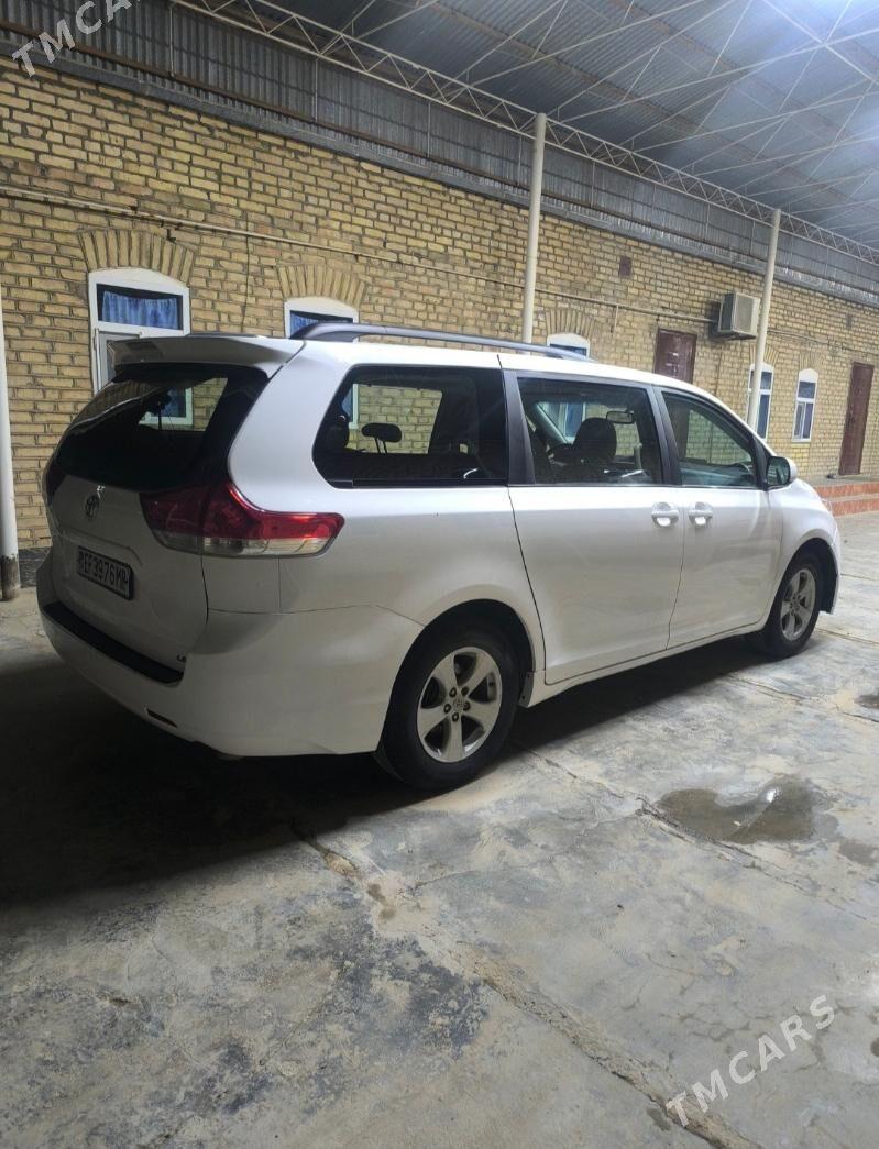 Toyota Sienna 2011 - 295 000 TMT - Мары - img 4