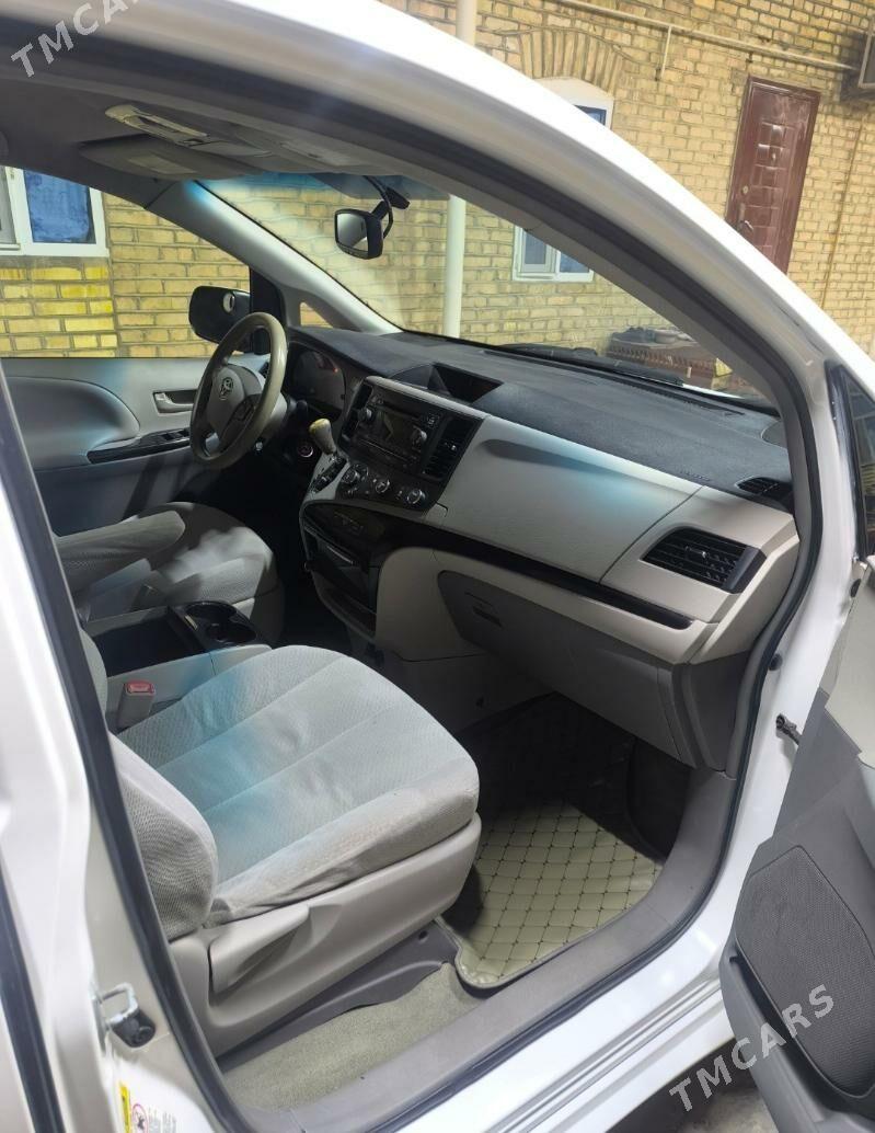 Toyota Sienna 2011 - 295 000 TMT - Мары - img 1