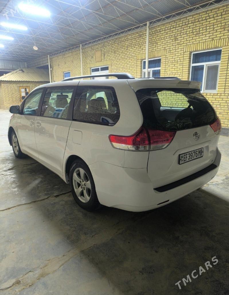 Toyota Sienna 2011 - 295 000 TMT - Мары - img 6