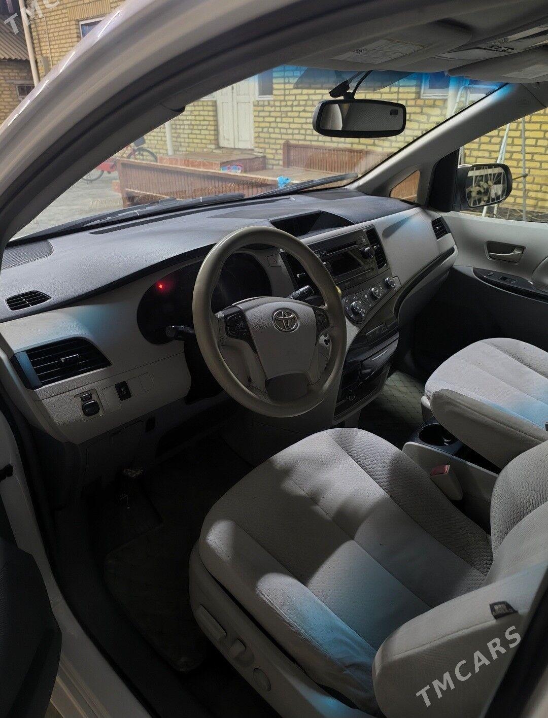 Toyota Sienna 2011 - 295 000 TMT - Мары - img 7