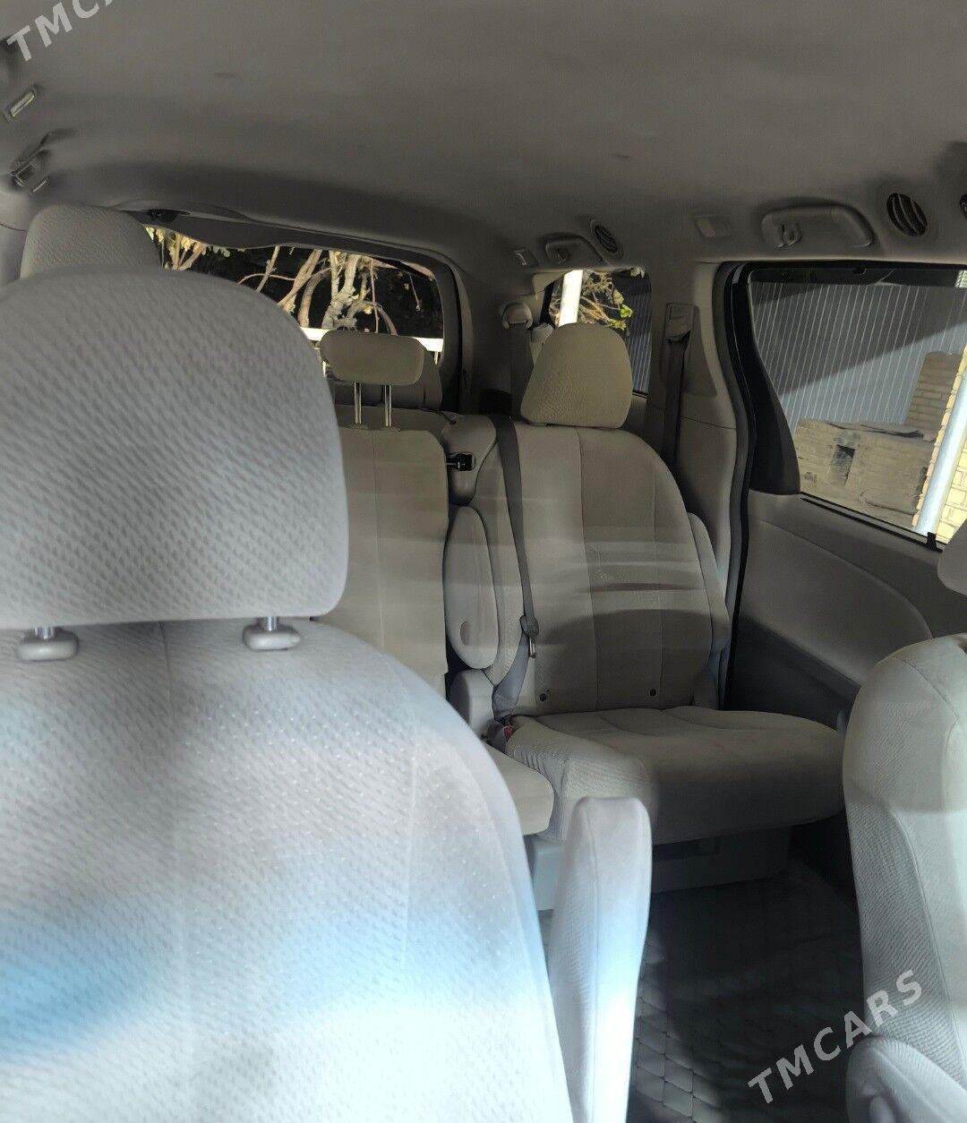 Toyota Sienna 2011 - 295 000 TMT - Мары - img 2