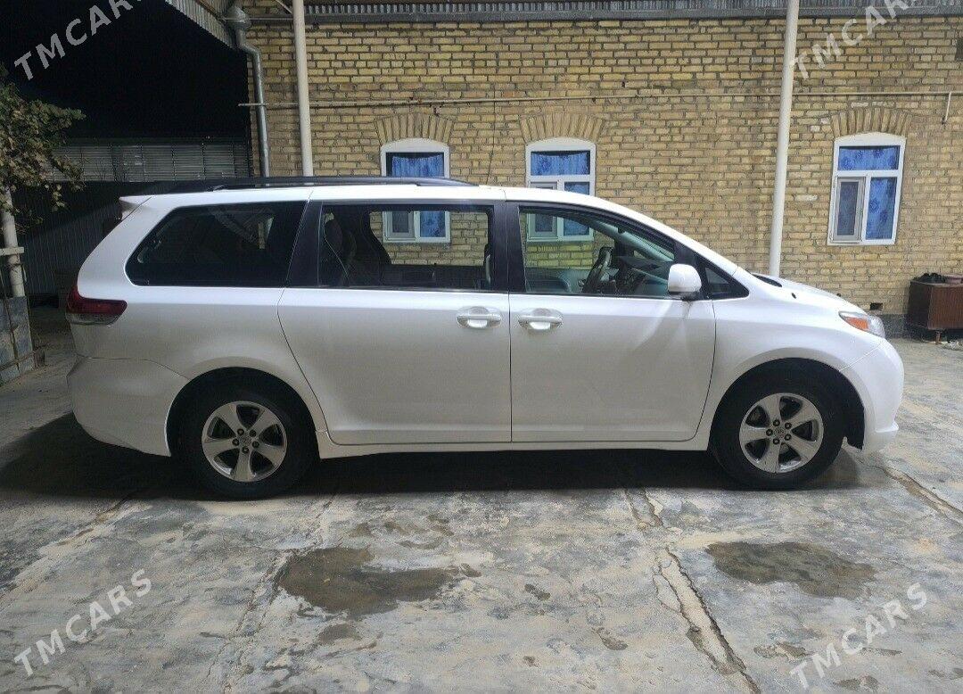 Toyota Sienna 2011 - 295 000 TMT - Мары - img 3