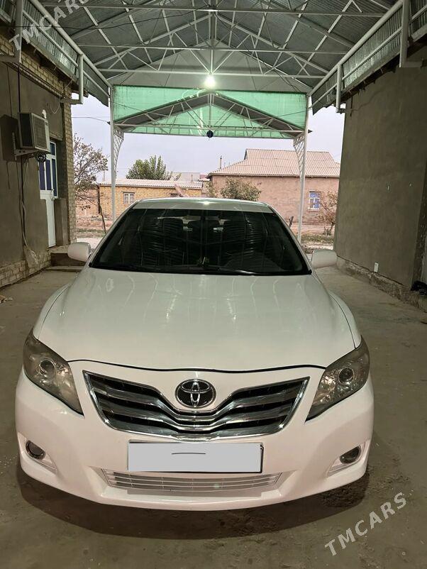 Toyota Camry 2010 - 200 000 TMT - Тагтабазар - img 2