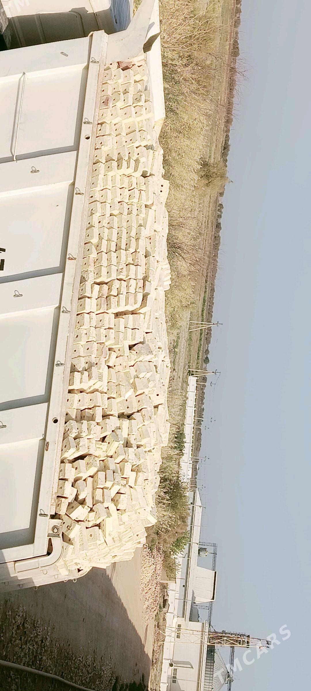 satlyk kerpic - Ýaşlyk - img 1