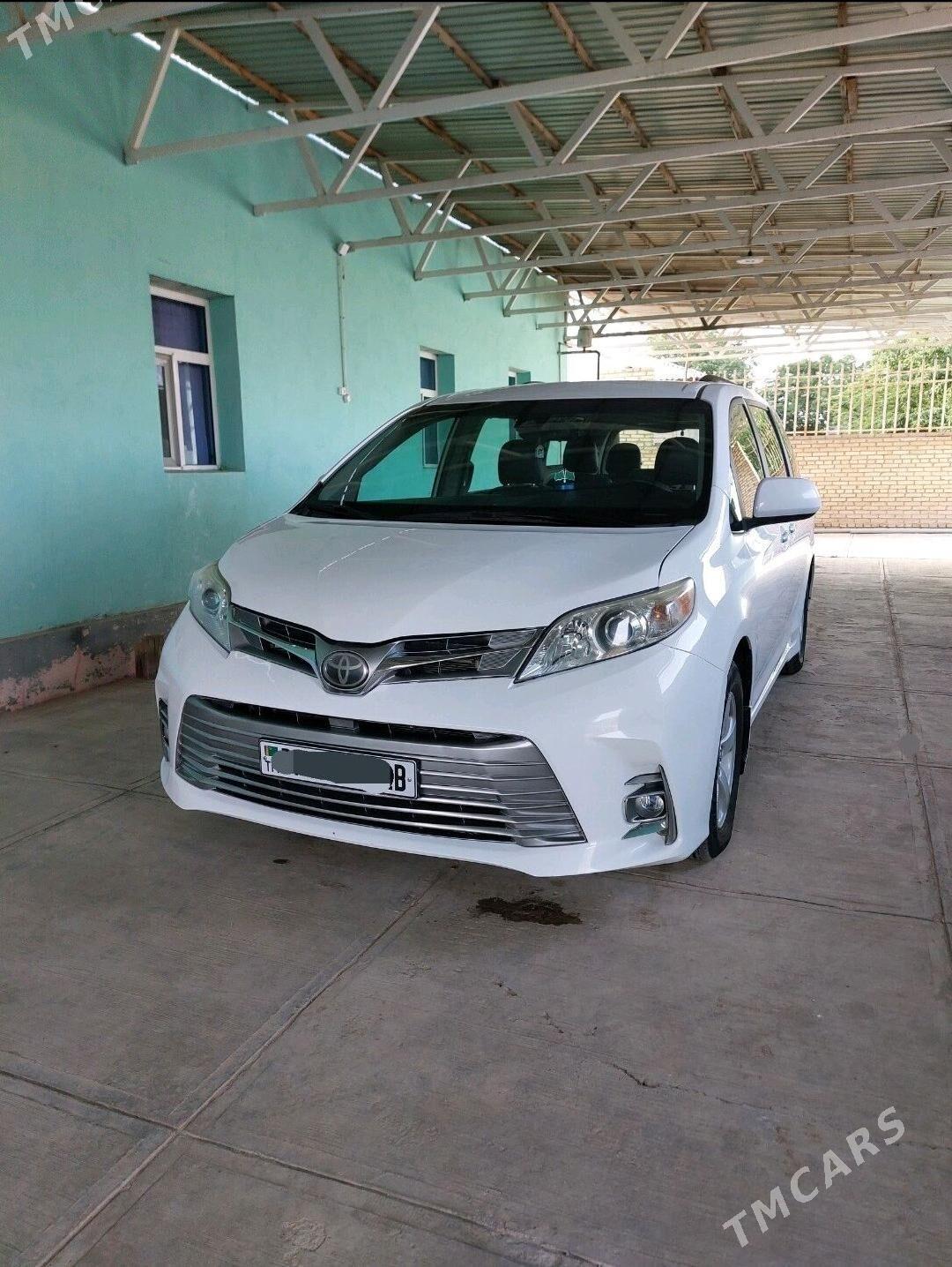 Toyota Sienna 2018 - 360 000 TMT - Ходжамбаз - img 2