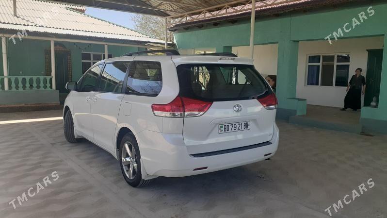 Toyota Sienna 2011 - 300 000 TMT - Берекет - img 4