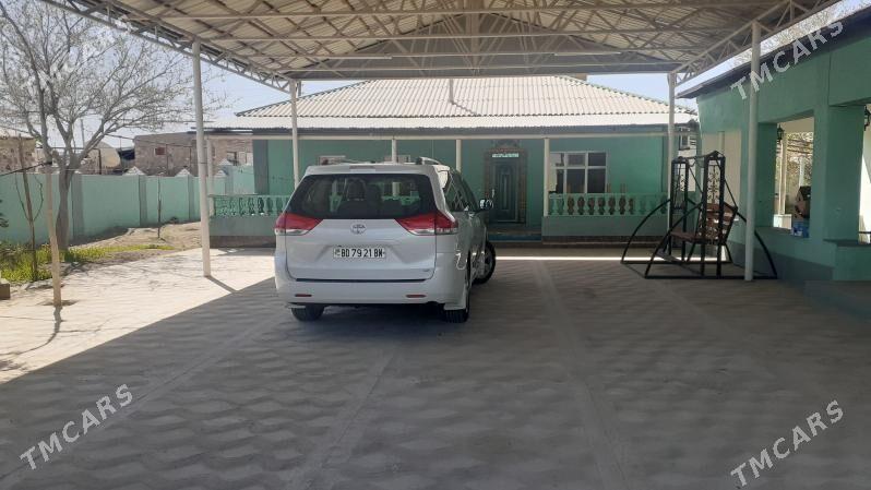 Toyota Sienna 2011 - 300 000 TMT - Берекет - img 1