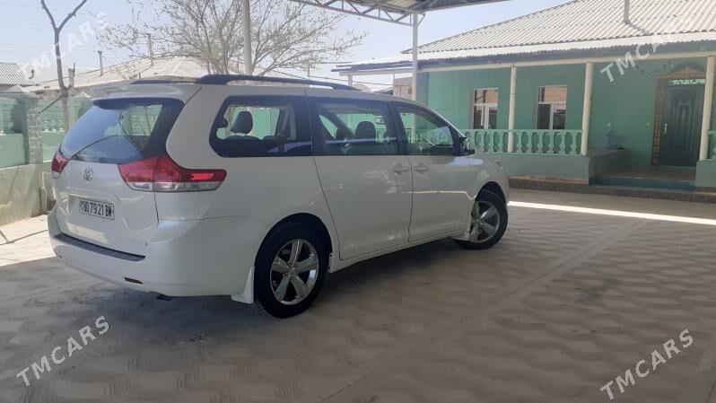 Toyota Sienna 2011 - 300 000 TMT - Берекет - img 3