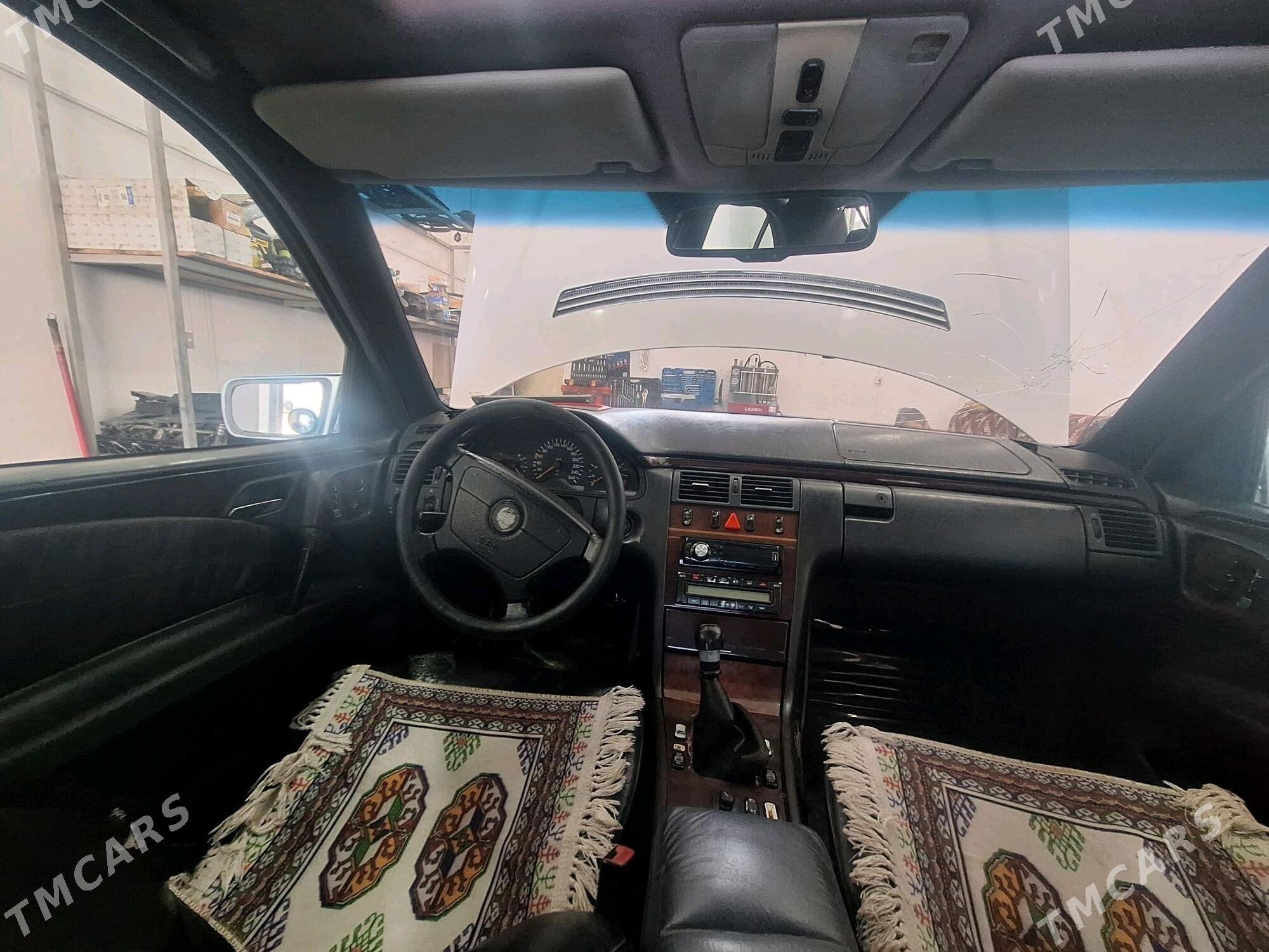 Mercedes-Benz E320 1996 - 60 000 TMT - Balkanabat - img 1