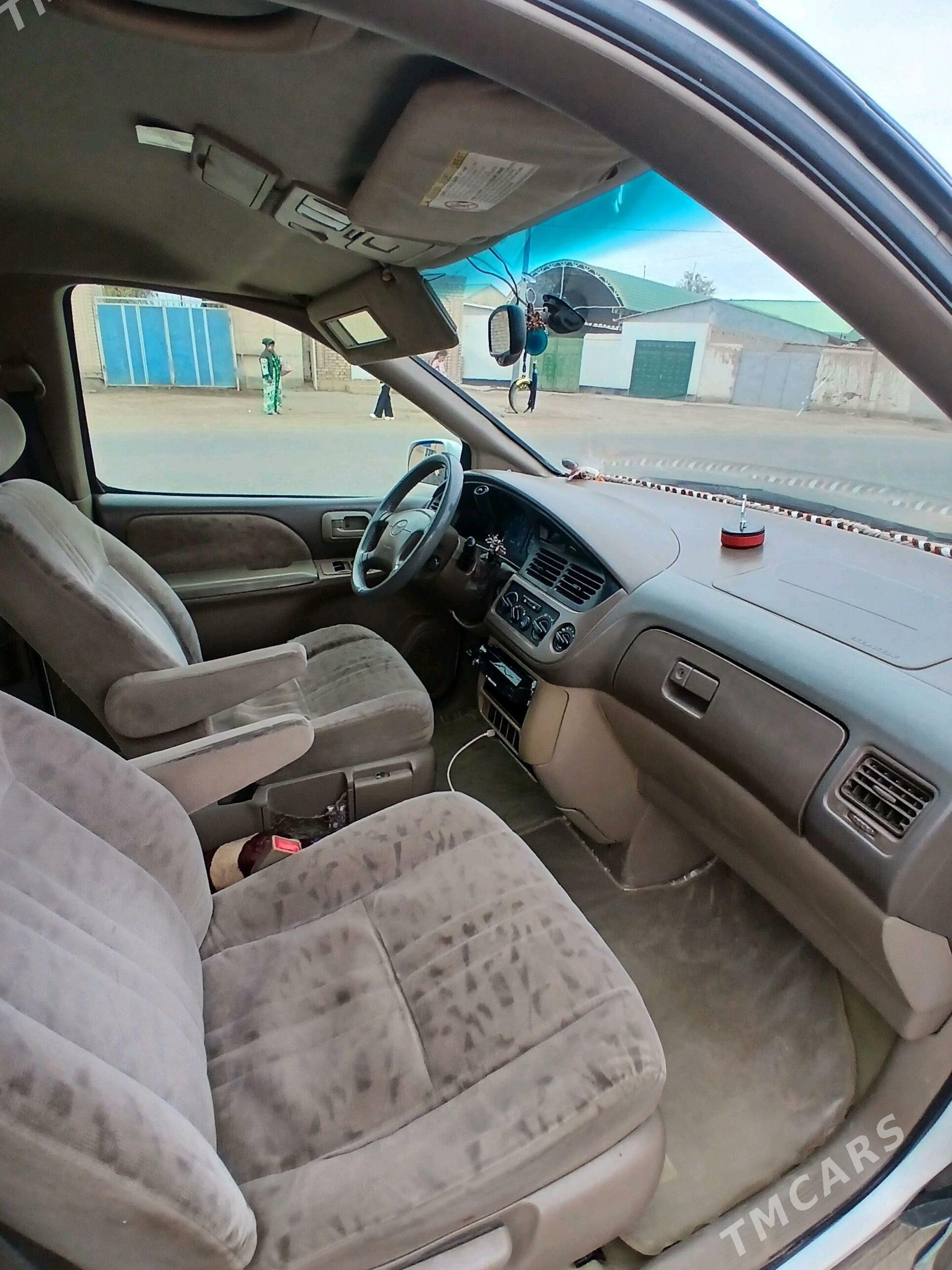 Toyota Sienna 2001 - 150 000 TMT - Köneürgenç - img 3
