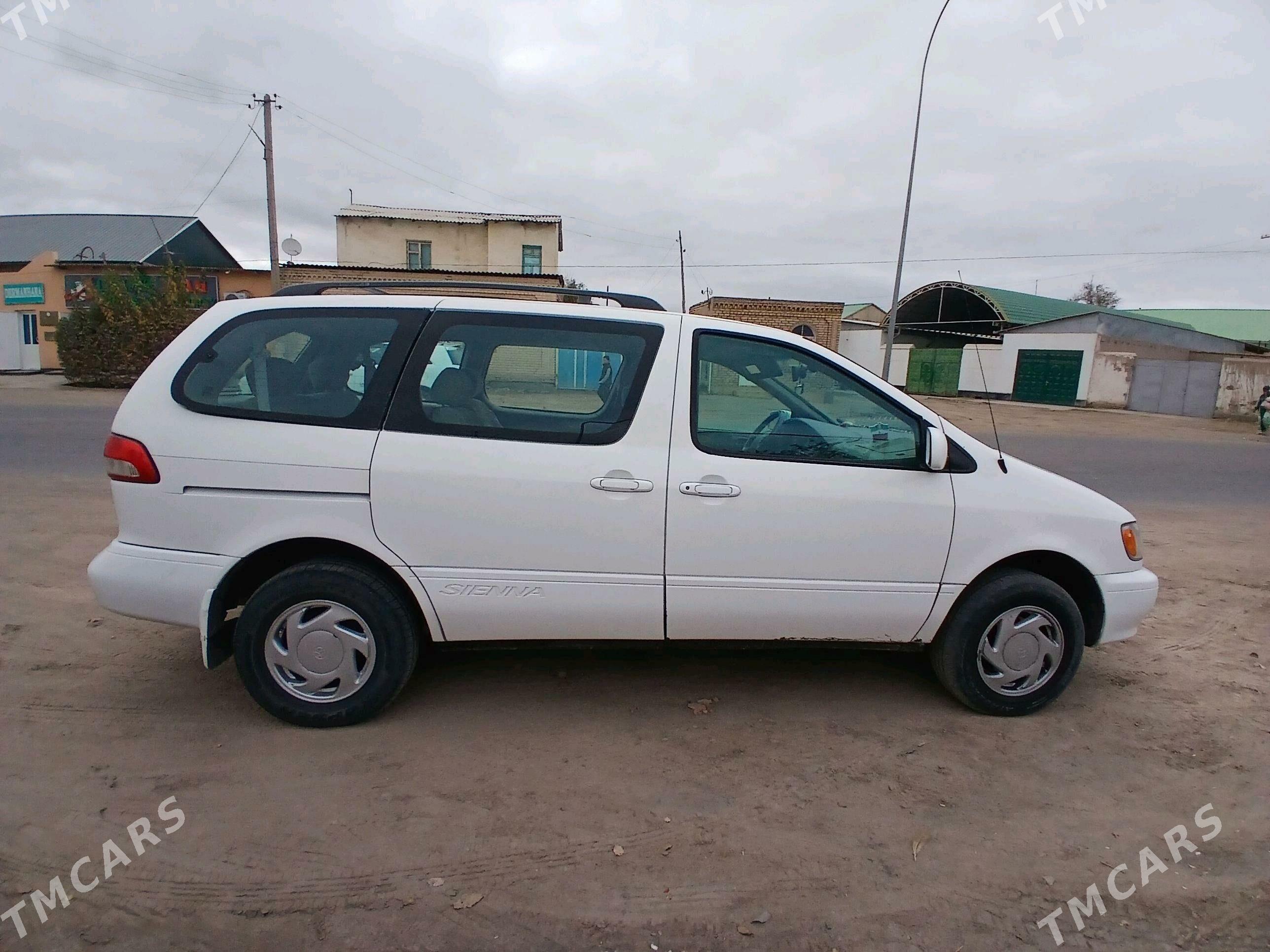 Toyota Sienna 2001 - 150 000 TMT - Köneürgenç - img 5