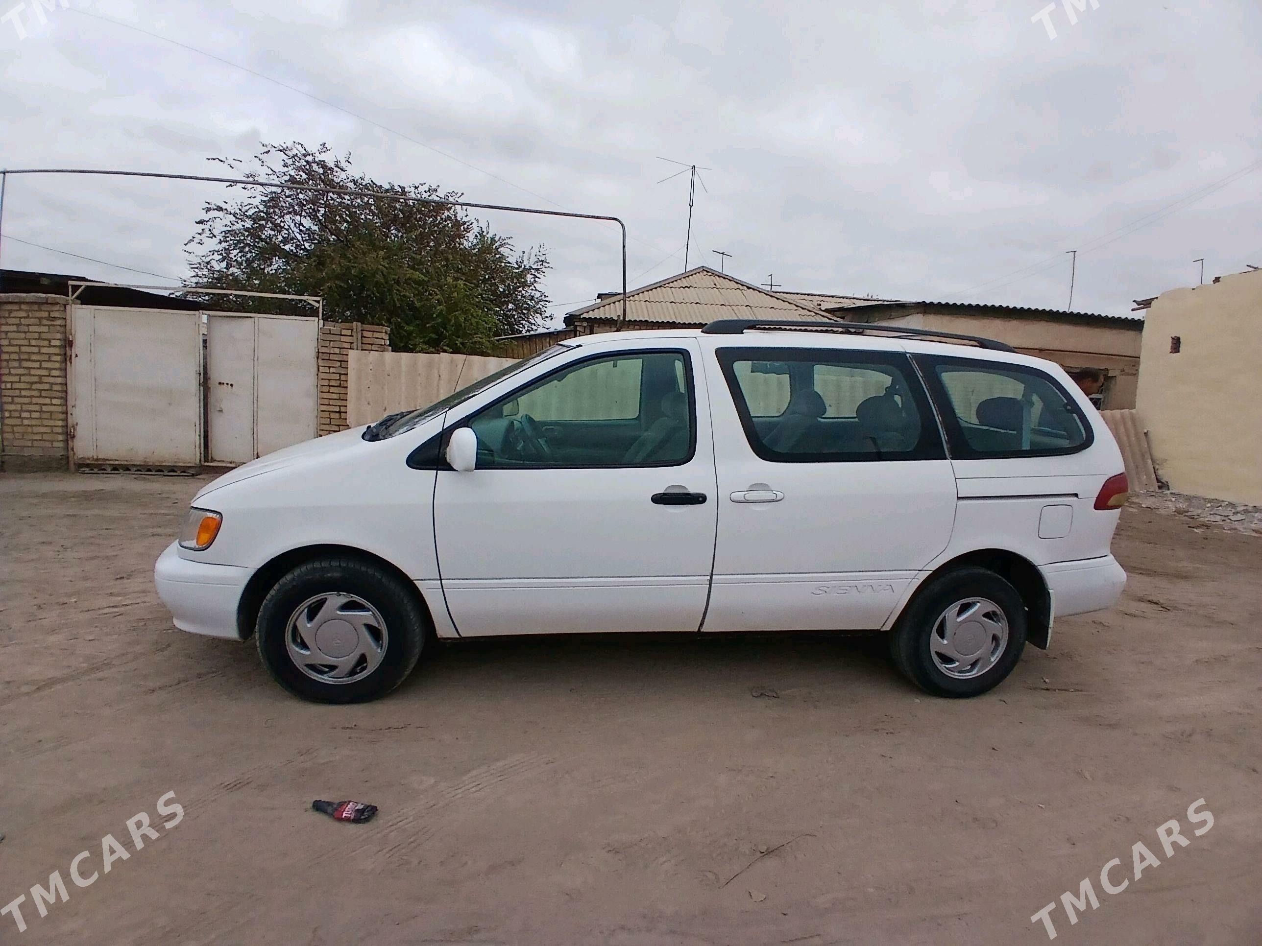 Toyota Sienna 2001 - 150 000 TMT - Köneürgenç - img 4
