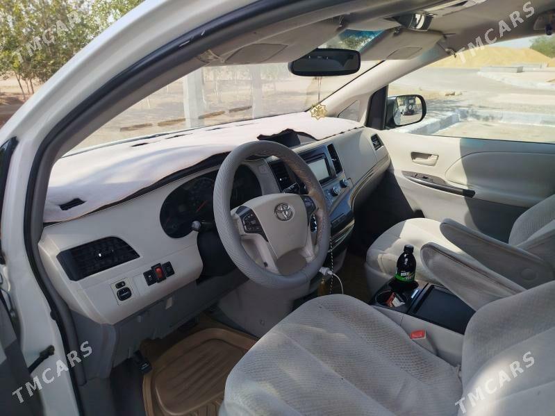Toyota Sienna 2011 - 250 000 TMT - Теджен - img 3