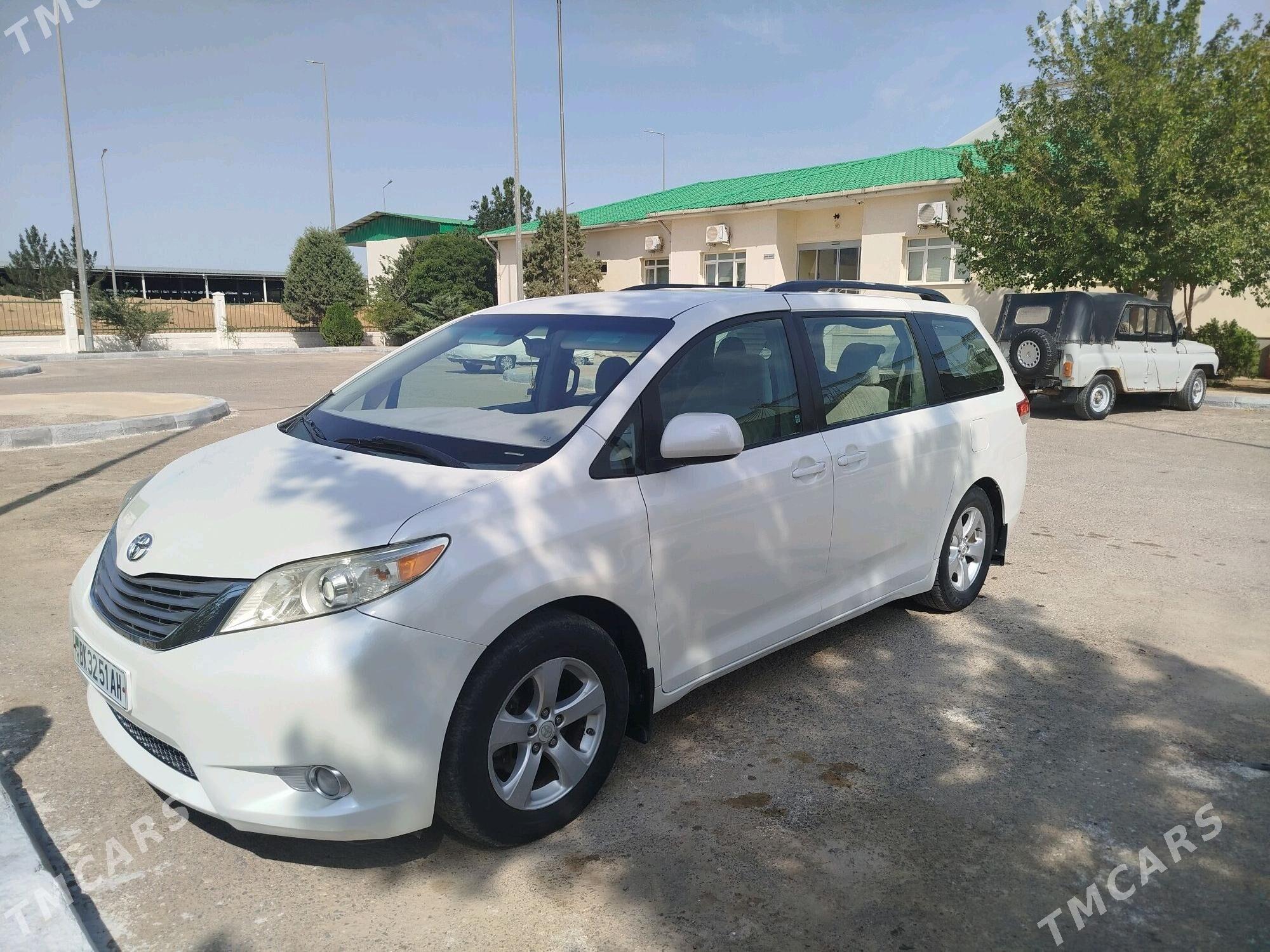 Toyota Sienna 2011 - 250 000 TMT - Теджен - img 1
