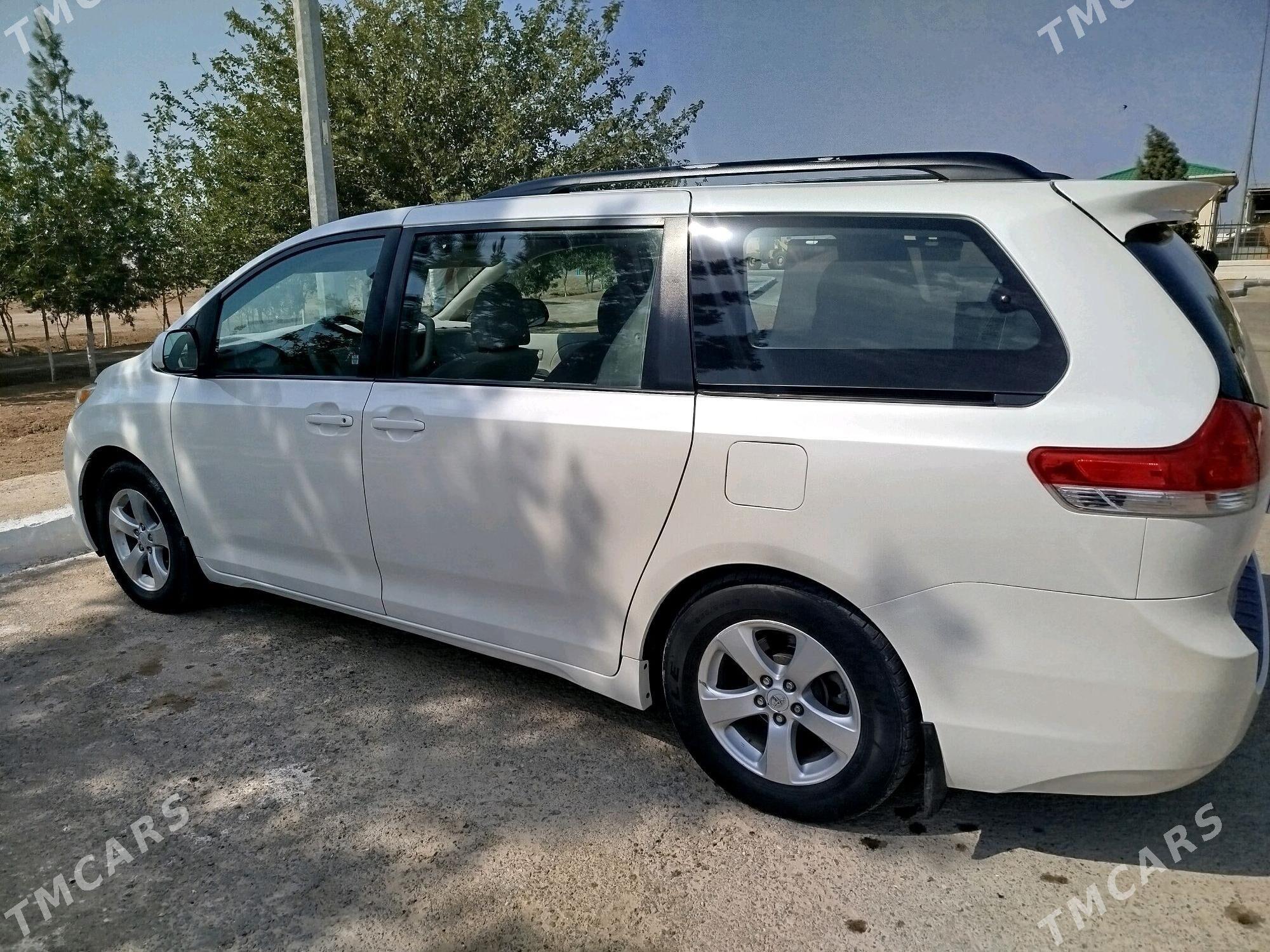 Toyota Sienna 2011 - 250 000 TMT - Теджен - img 2