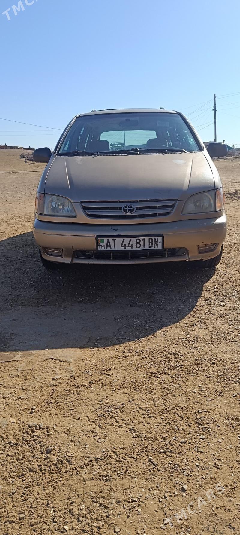 Toyota Sienna 2001 - 160 000 TMT - Балканабат - img 1
