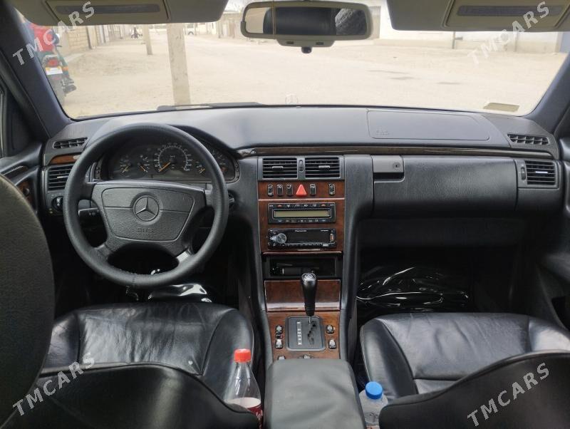Mercedes-Benz E320 1997 - 75 000 TMT - Гумдаг - img 5