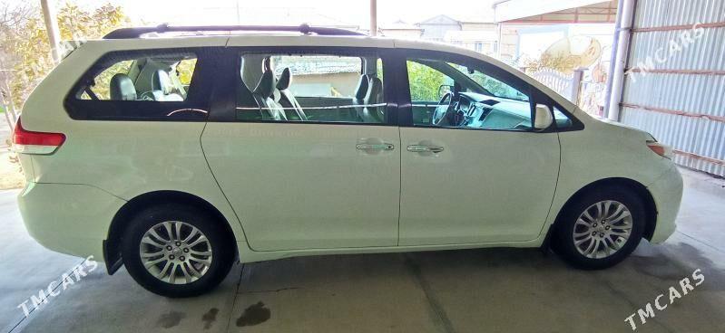 Toyota Sienna 2010 - 290 000 TMT - Мары - img 5