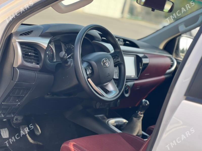 Toyota Hilux 2022 - 550 000 TMT - Aşgabat - img 9