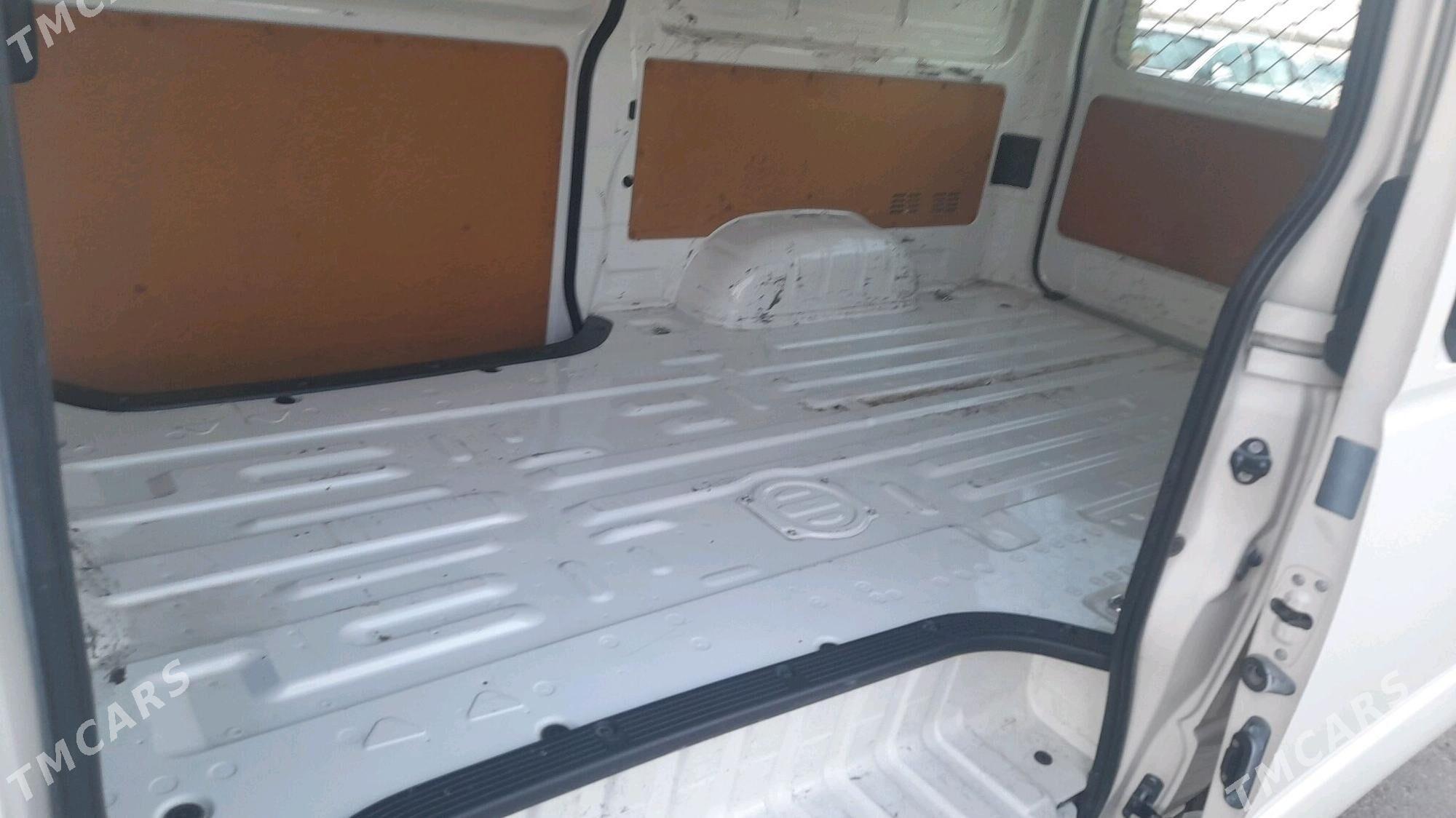 Toyota Hiace 2021 - 420 000 TMT - "Altyn Asyr" Gündogar bazary (Jygyllyk) - img 4