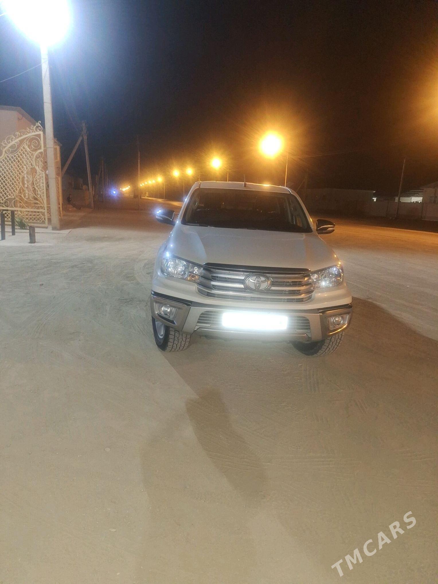 Toyota Hilux 2016 - 460 000 TMT - Гумдаг - img 2