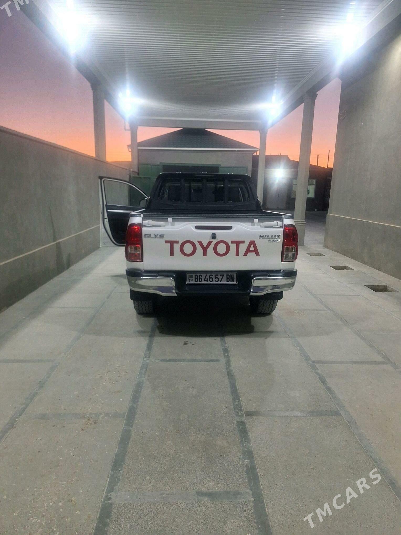 Toyota Hilux 2016 - 460 000 TMT - Гумдаг - img 5