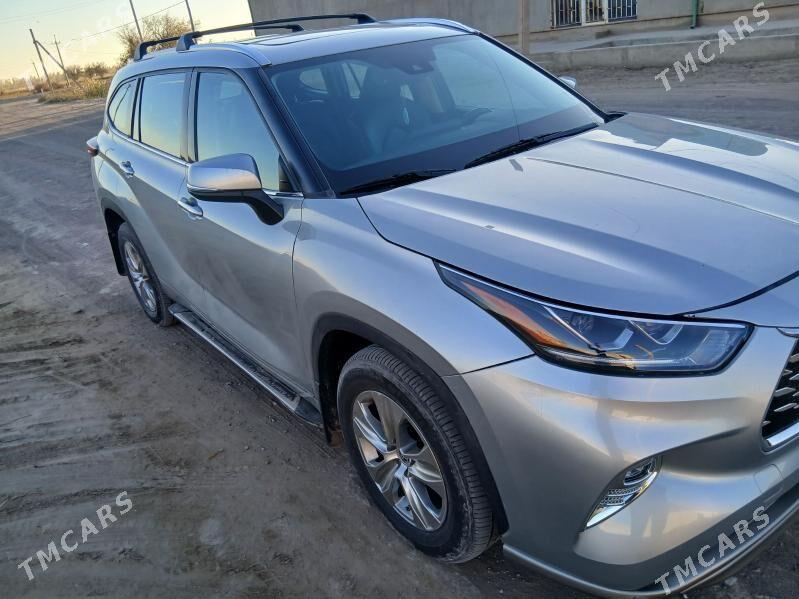 Toyota Highlander 2021 - 520 000 TMT - Гурбансолтан Едже - img 1