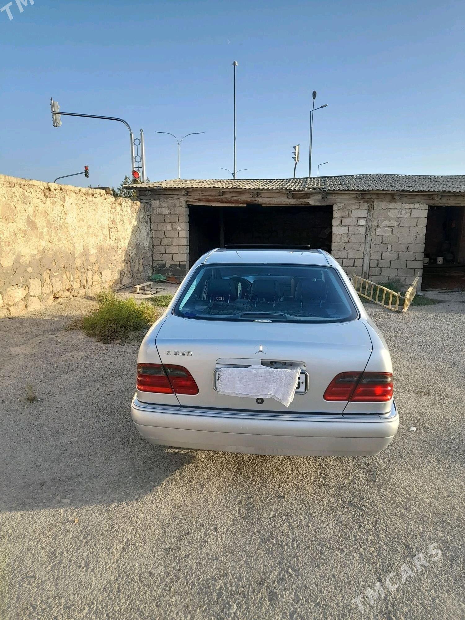 Mercedes-Benz E320 2000 - 130 000 TMT - Gyzylarbat - img 3