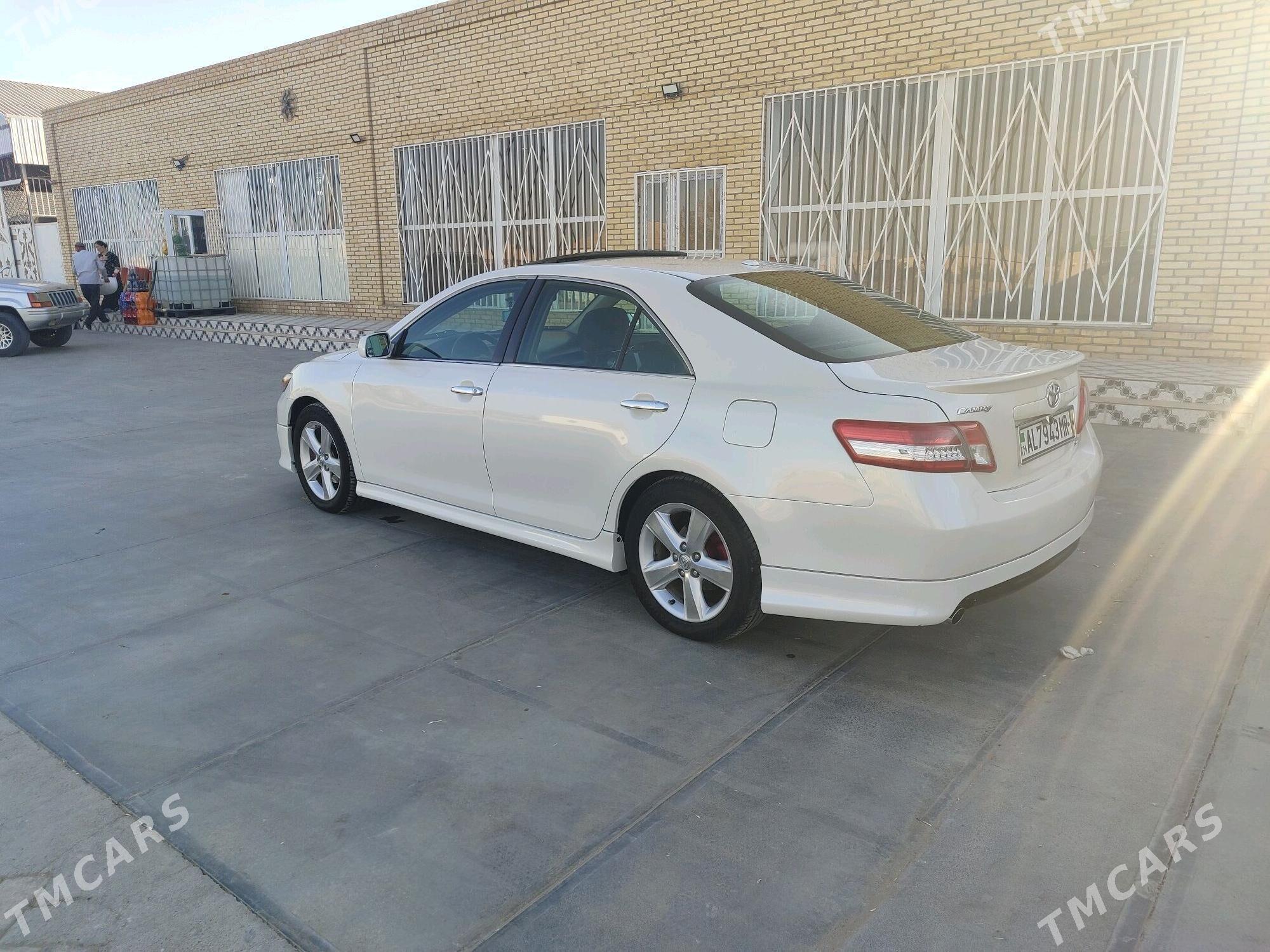 Toyota Camry 2010 - 200 000 TMT - Baýramaly - img 2