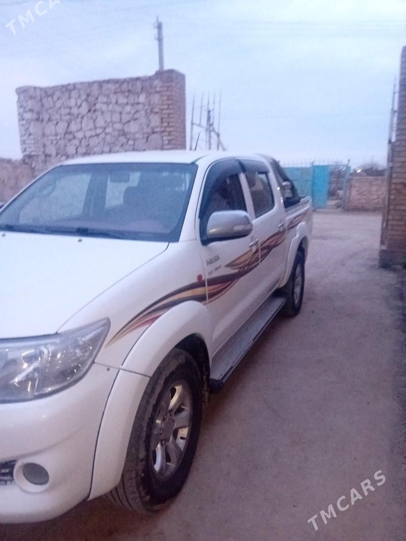 Toyota Hilux 2013 - 280 000 TMT - Койтендаг - img 1