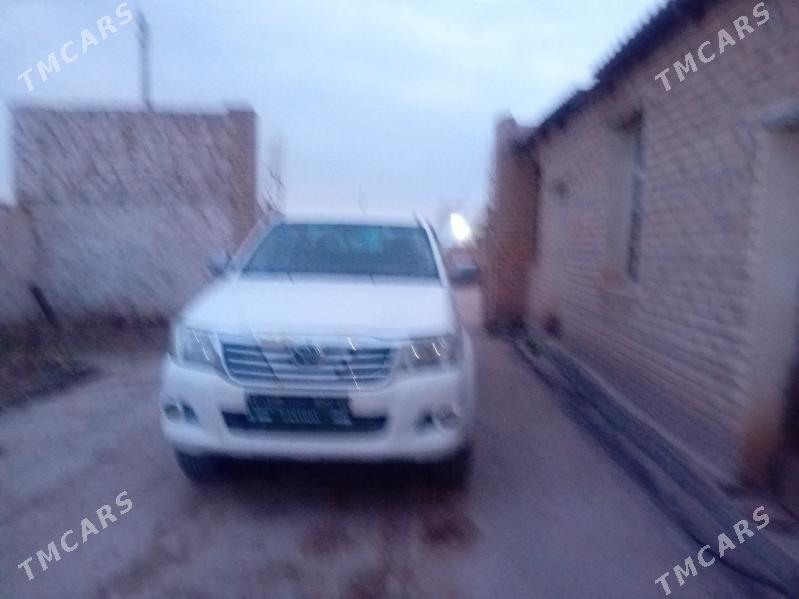 Toyota Hilux 2013 - 280 000 TMT - Койтендаг - img 3