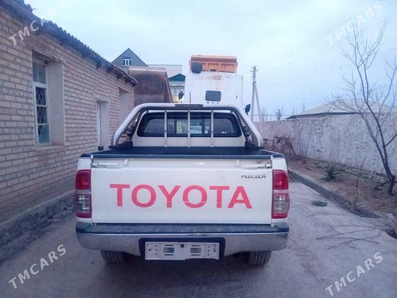 Toyota Hilux 2013 - 280 000 TMT - Койтендаг - img 2