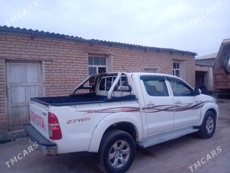 Toyota Hilux 2013 - 280 000 TMT - Койтендаг - img 4