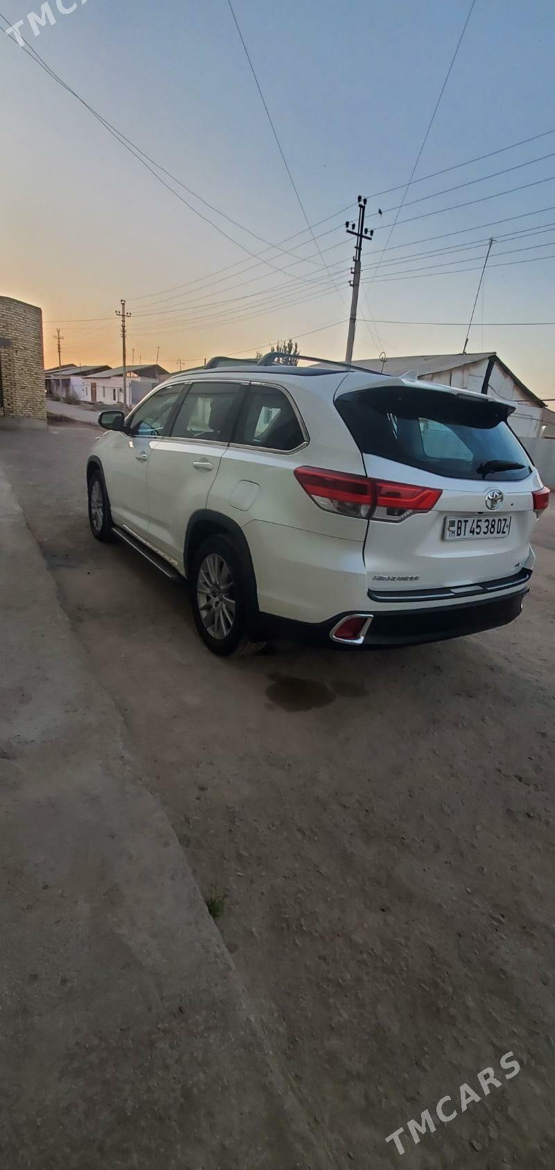 Toyota Highlander 2018 - 500 000 TMT - Дашогуз - img 5
