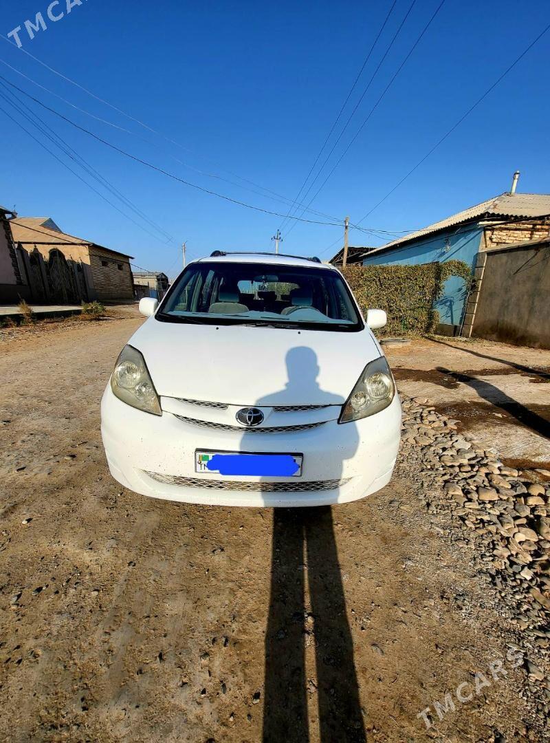 Toyota Sienna 2004 - 210 000 TMT - Теджен - img 1
