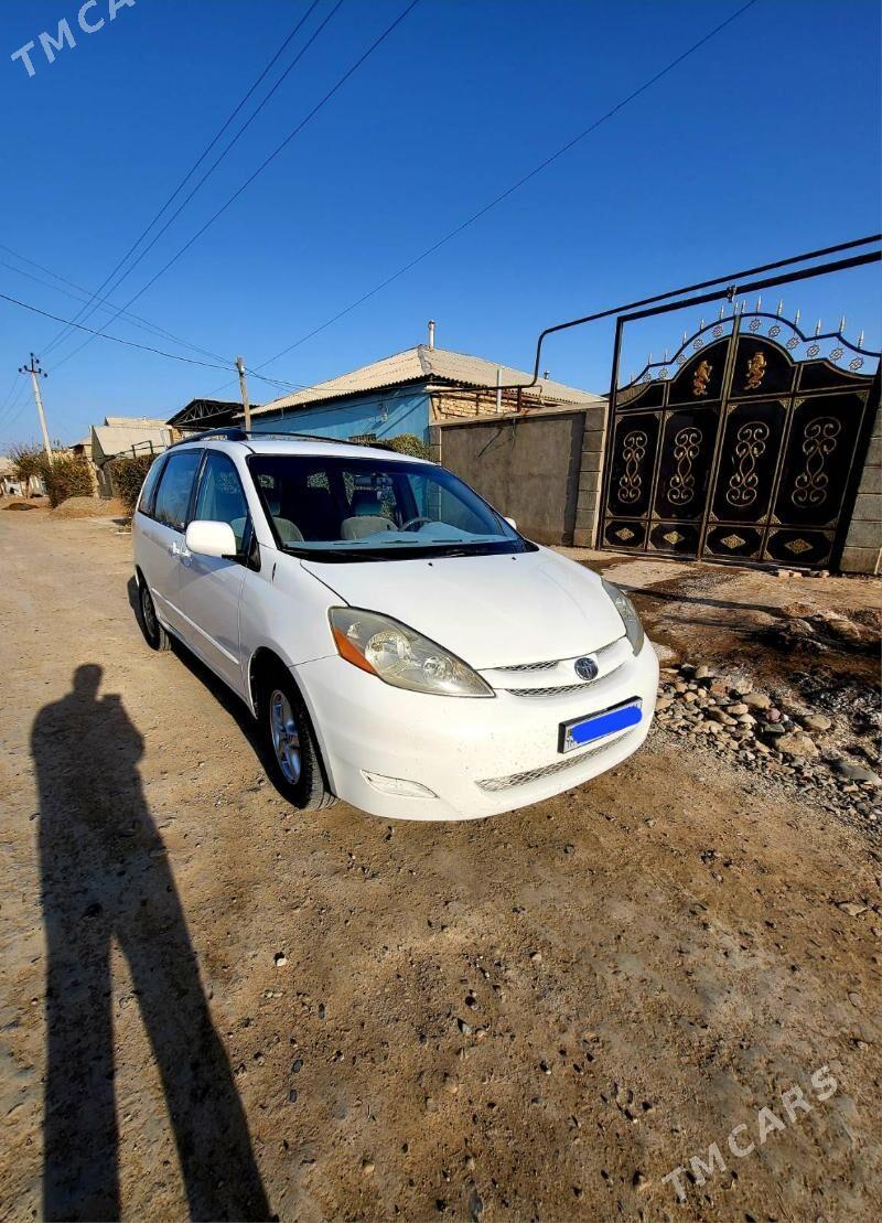 Toyota Sienna 2004 - 210 000 TMT - Теджен - img 7