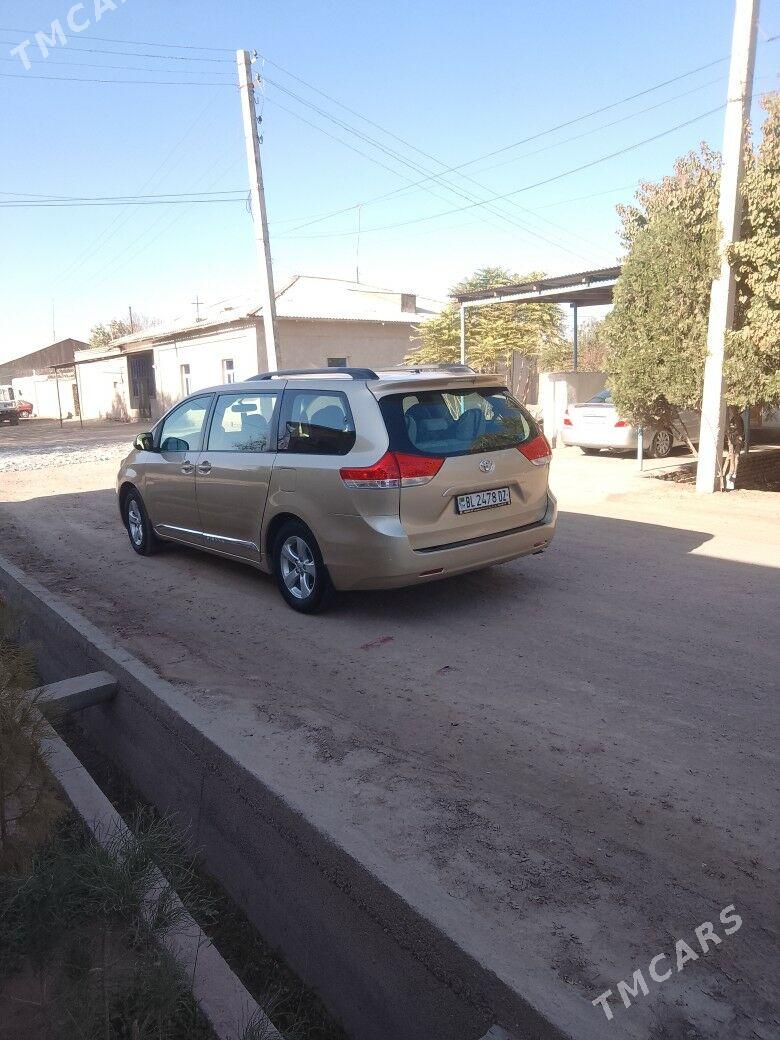 Toyota Sienna 2011 - 300 000 TMT - Дашогуз - img 2