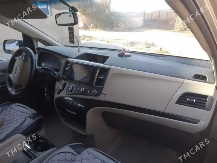 Toyota Sienna 2011 - 300 000 TMT - Дашогуз - img 4