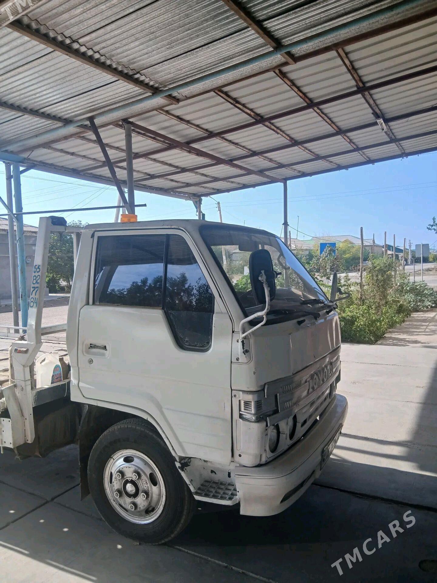 Toyota Dyna 1995 - 130 000 TMT - Дашогуз - img 3