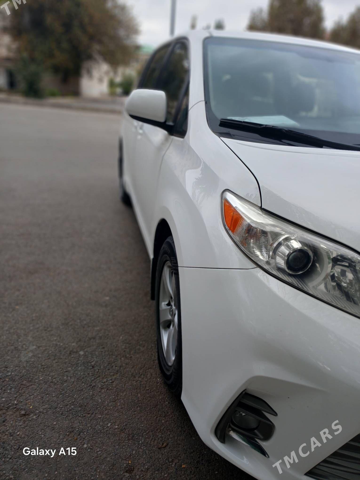 Toyota Sienna 2018 - 420 000 TMT - Тязе заман - img 2