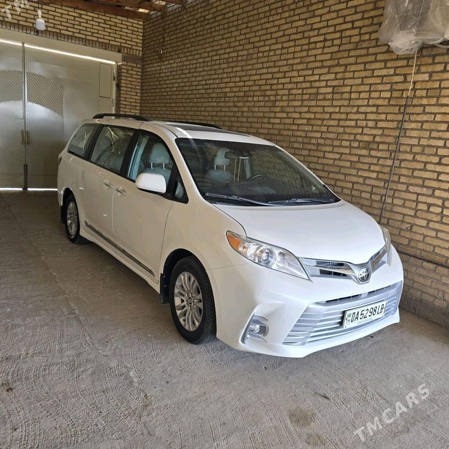 Toyota Sienna 2019 - 480 000 TMT - Гарабекевюл - img 1