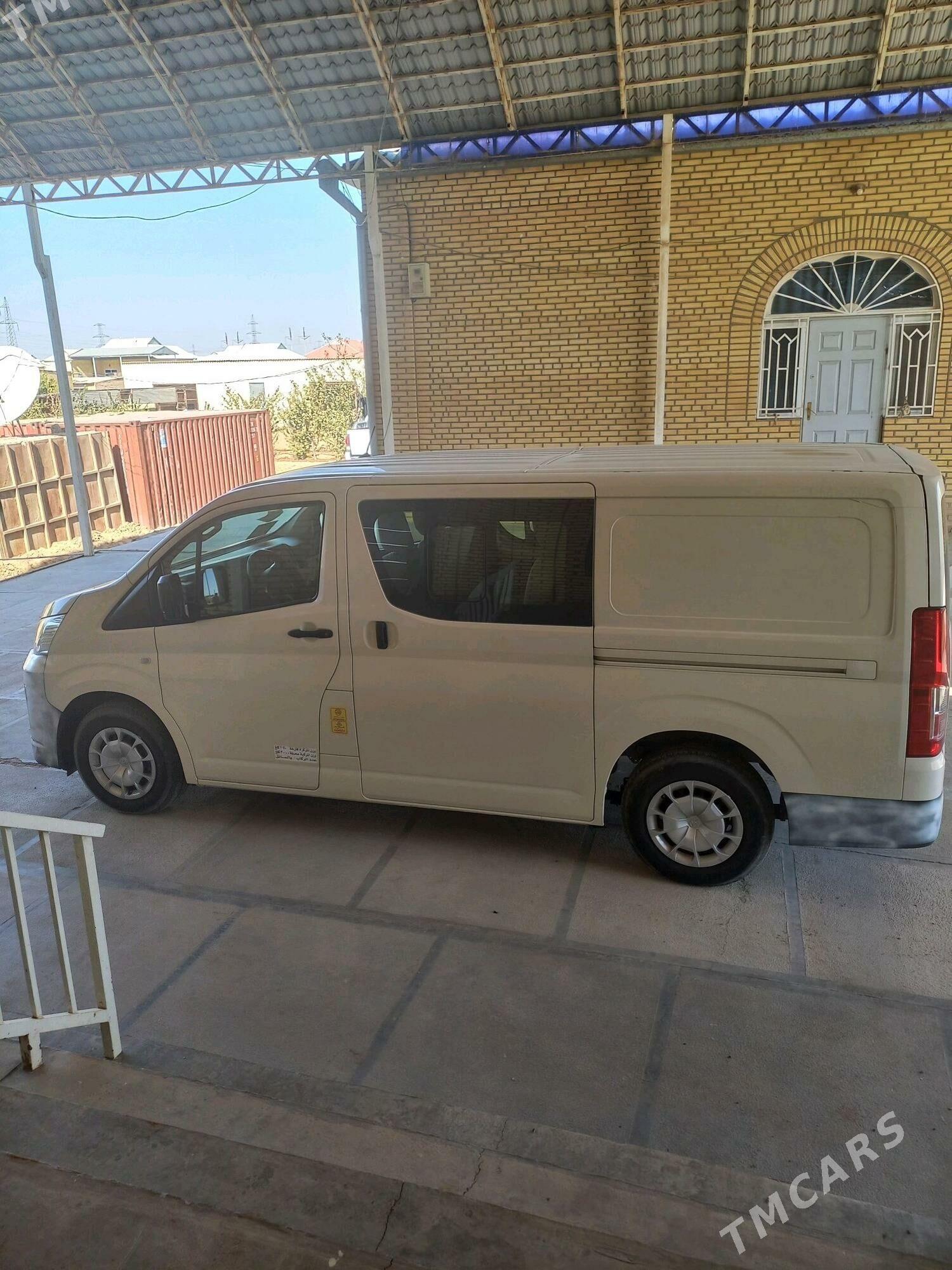 Toyota Hiace 2023 - 550 000 TMT - Мары - img 3