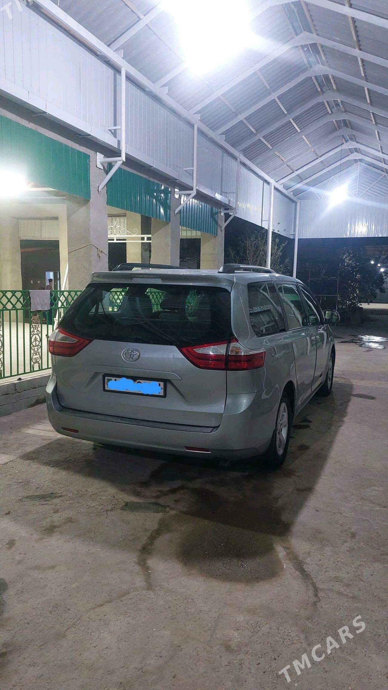 Toyota Sienna 2018 - 335 000 TMT - Теджен - img 2