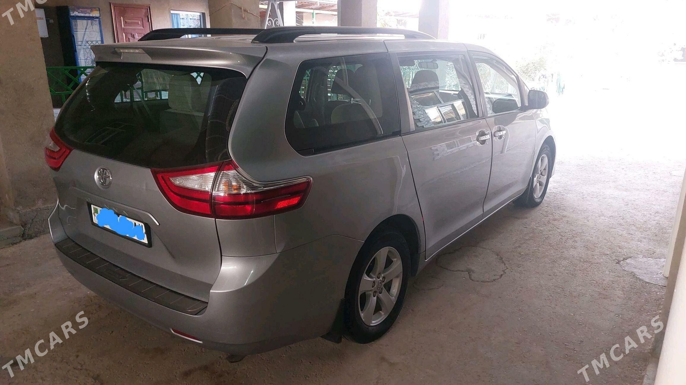 Toyota Sienna 2018 - 335 000 TMT - Теджен - img 4