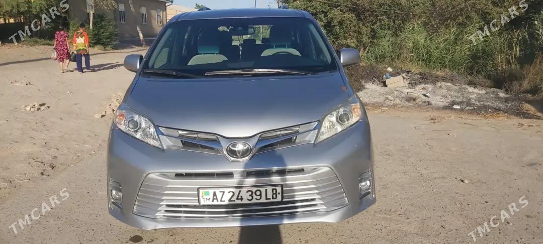 Toyota Sienna 2018 - 375 000 TMT - Дянев - img 1
