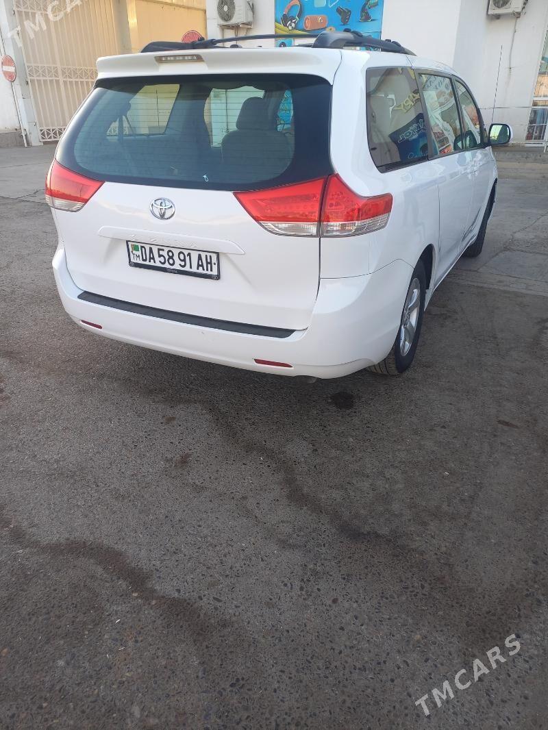 Toyota Sienna 2013 - 295 000 TMT - Теджен - img 3