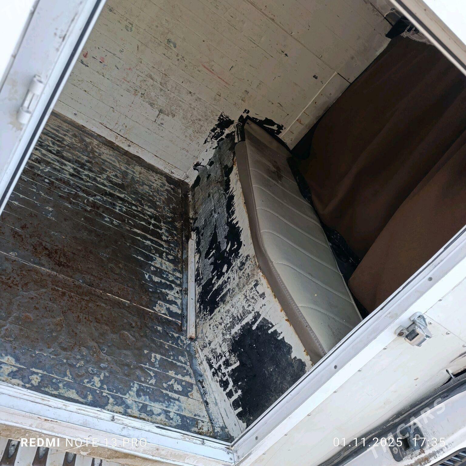 Toyota Hiace 2004 - 100 000 TMT - Керки - img 9