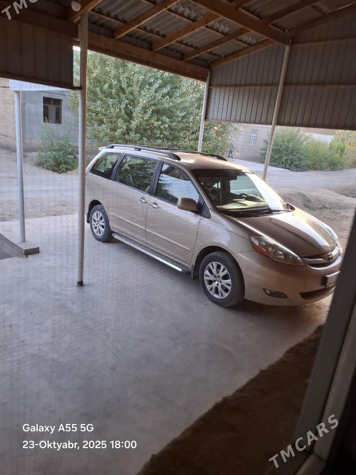 Toyota Sienna 2007 - 255 000 TMT - Кёнеургенч - img 2