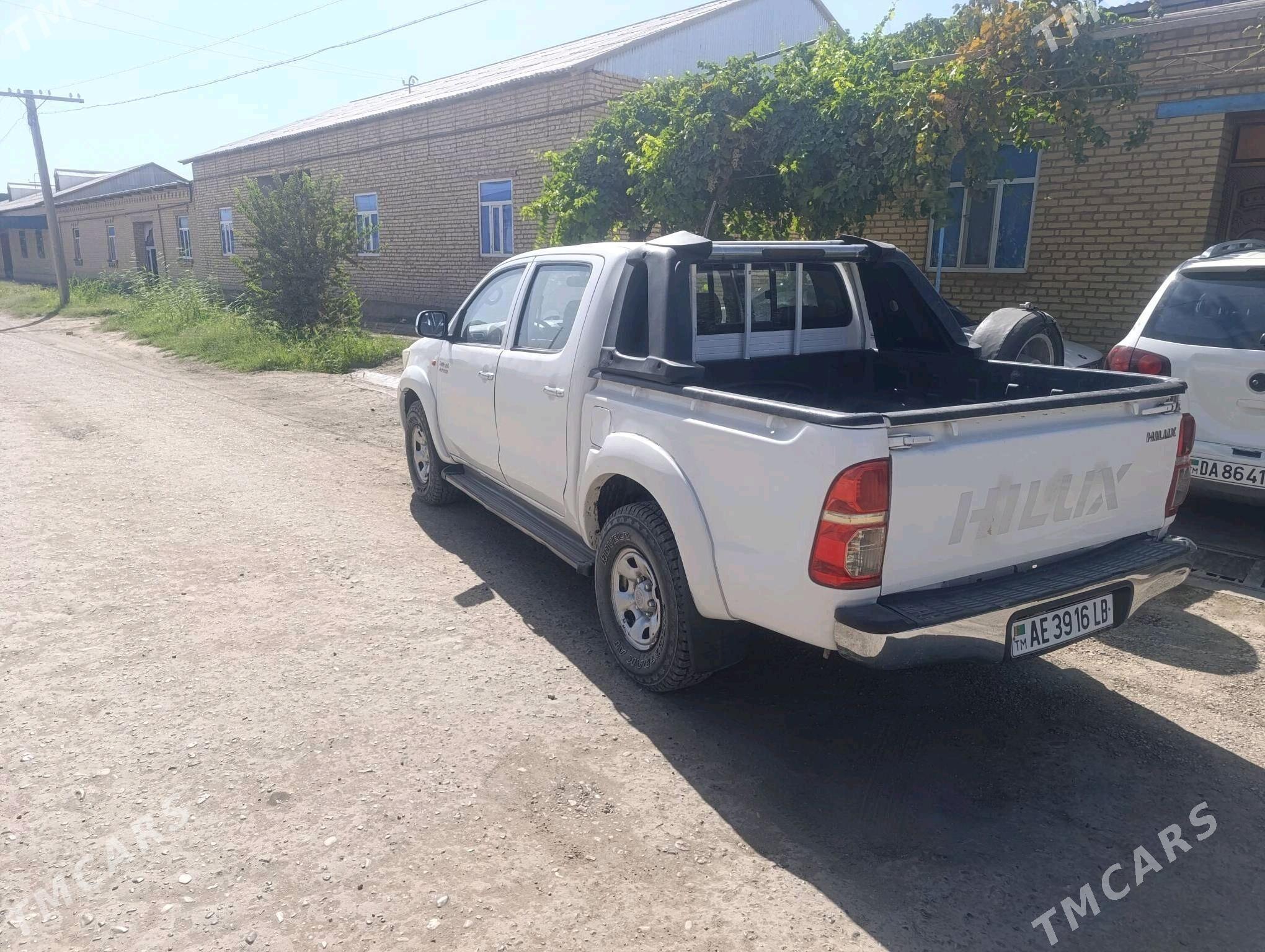 Toyota Hilux 2012 - 300 000 TMT - Дянев - img 4