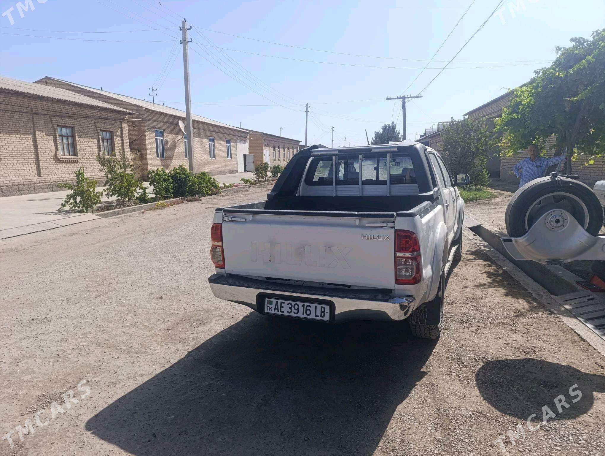 Toyota Hilux 2012 - 300 000 TMT - Дянев - img 3